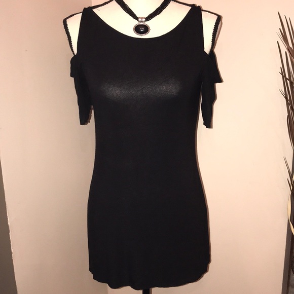 Tops - 🦋 Beautiful cold shoulder long fitted top.